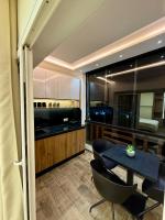 Chic studio with balcony, quiet & bright - B&B Tétouan