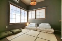 QU101 Ground-Floor 2BR Family Home, 6 Min to Koiwa, 1 Double Bed and 3 Futons, Sleeps 5 - Chambres d'hôtes Tokyo
