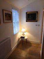 Luxury 1 bed apartment close to Airport and Exhibition centre ideal for short long term stays very cosy nicely furnished for comfort with all mod cons FreeParking on site Free WIFI - Chambres d'hôtes Farnborough
