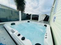 4 Sandringham, Patrington Haven, Hot Tub, Private garden & Parking - B&B Patrington