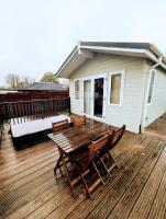 1 or 2 bedroom Hot tub Lodges - B&B North Walsham