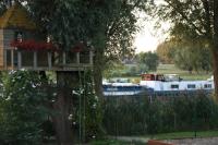 Habitación con cama extragrande y vistas al jardín 