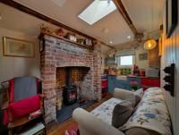 Y Golchdy, Romantic cabin, hot tub veranda & views - B&B Llangadog