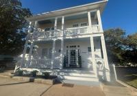White Magnolia - Bakery Treats, Walk to Beach, Strand, Cruise, Pleasure Pier - B&B Galveston