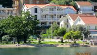 Apartment Adria A Wonderful Location 50 meters from Sea and Beach with free car parking - Chambres d'hôtes Donji Stoliv