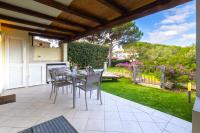 C - 200 mt dal mare - 6 ospiti - veranda e Wifi - Baja Sardinia Centro - by Coral Property - B&B Baja Sardinia