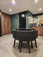 The Regal Loft - Art Deco Stay Near Picnic Grove Tagaytay - Chambres d'hôtes Ulat Segundo