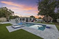 The AMI Estate Pool Pickleball Mini-Golf & Jacuzzi - B&B Bradenton