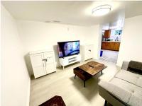 Modern 2 bedrooms 1 bath updated unit Near Downtown Kitchener & Airport - Chambres d’hôtes Kitchener