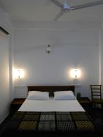 Habitación con cama grande
