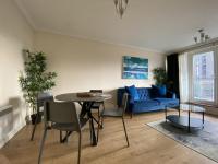 2-Bedroom Apartment with Balcony & Parking in Central Woking - Ferienwohnung Woking