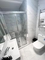 Sunshine Retreat Brand-New 4BR Close to Airport - Chambres d'hôtes Auckland
