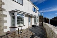 Custom House - Modern town centre house, sea views, two minutes to the beach - Chambres d'hôtes Looe
