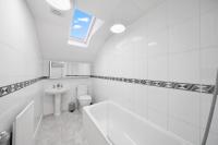 HOP Homes-Spacious 4BR Home with Private Parking and WiFi - Chambres d’hôtes Gravesend