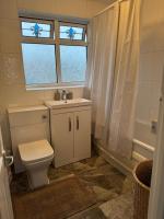 Welcome to This Newly renovated 4 bedroom cozy & charming home in Dagenham, East London - Chambres d'hôtes Goodmayes