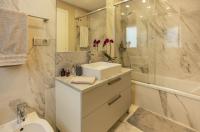 Habitación con cama extragrande y balcón