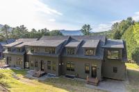 New & Modern Townhouse Close to Skiing, Brand New Hot Tub - Chambres d'hôtes Stowe