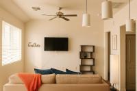 2 Bedroom Villa, Dog Park, Lake, WiFi, Laundry , Pool - B&B Peoria