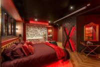 Suite Cabaret pour adultes avec spa 2 places et cinéma - B&B Roquebrune-sur-Argens