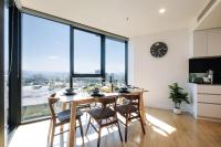 Skyline Serenity 2BR Apt with River & City Views - B&B Brisbane