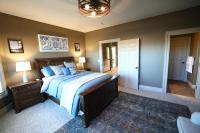 Suite mit Queensize-Doppelbett und Poolblick