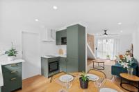 Palm-Feel Townhouse in the Heart of Burleigh - Chambres d'hôtes Gold Coast