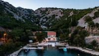 Villa Palazzo Maestral beachfront by Villas Guide - B&B Karlobag