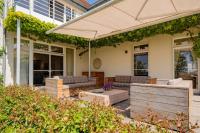 Ferienhaus Peeneblick - exklusives Traumhaus in Direktlage am Wasser mit Bootssteg und Aussensauna - Chambres d'hôtes Rankwitz