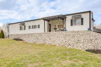 Spacious Patio & Yard! Family Home in Byrdstown - B&B Byrdstown