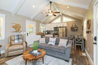 Soul Sister- Creek View, WiFi, Firepit, WiFi, Hiking, 4 mins to Natural Bridge - Bed and Breakfast Campton
