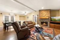 Cozy Mountain Family Getaway with Hot Tub in Prime Location - Ferienwohnung Pigeon Forge