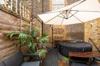 Agar Villa Two Bedroom Home with Garden & Hot Tub - B&B London