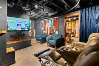 Rewind Vault-Luxe Home with Theater, Arcade and Bar - Chambres d'hôtes Omaha