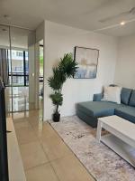 Surfside Snug - walk to the beach, Tram 100m - B&B Gold Coast