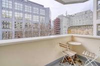 Spacious apartment near Bercy 2 Shopping Center with Balcony and Free Parking - Chambres d'hôtes Charenton-le-Pont