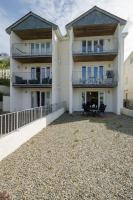 Russell Court 2 - Beautifully furnished modern apartment with parking and views over Looe river and town - Chambres d'hôtes Looe
