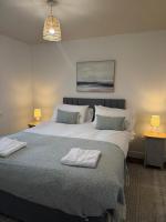 Contractor 4 Bed 3 Bath House Near Airport Parking Barry Island with Parking - B&B Rhoose