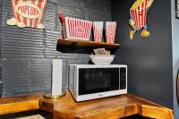 Rewind Vault-Luxe Home with Theater, Arcade and Bar - Ferienwohnung Omaha