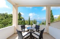 Appartamento A4 con 1 Camera da Letto, Balcone e Vista Mare