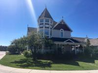 Charming Victorian Home in Okotoks Elegant Comfort Modern Convenience - Bed and Breakfast Okotoks