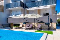 Apartment Sunny Sky No 3- Pool & Parking - Vodice - B&B Vodice
