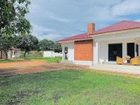 Poinsettia White House - Exclusive Private Villa with Pool - B&B Livingstone