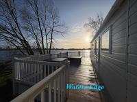 Tattershall Lakes Waters Edge Mini Lodge Lakeside, 8 Berth with Hot Tub & Wifi - B&B Tattershall