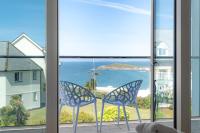 Contemporary Townhouse with Sea Views & Parking - Chambres d'hôtes Newquay