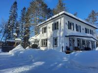 WOW! Espace, Plaisirs, Détente - Spacieux chalet pour grande famille ou entre amis - activités, spa 10 places - B&B La Macaza