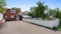 6BR Group Stay Near Lake Pepin w 2 Kitchens - Driftwood Condos - Chambres d'hôtes Pepin