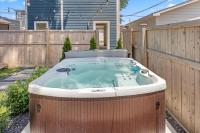 Farm House & Carriage House DT Indy with Pool Table - Chambres d'hôtes Indianapolis