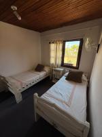 Chambre Lits Jumeaux avec Salle de Bains Commune