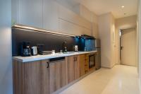 Mystrali 2BD Modern Apt with Private Garden - B&B Galatás