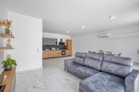 New Family-Friendly & Spacious Apartment by SF Homes - Bed and Breakfast Fgura
